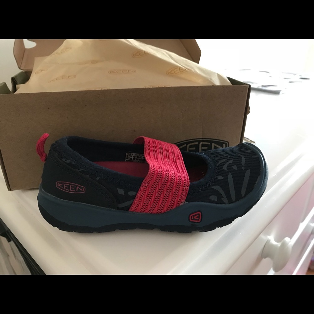 Keen girls flat